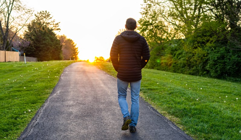 Una breve caminata después de comer ayuda a mantener estable la glucosa